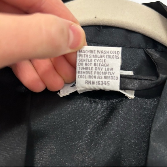 Vanity Fair Black and White Floral Robe - Picture 4 of 8